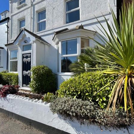 Spacious 4-Bed Beach Retreat For Families Steps From The Shore In Pevensey Bay Exterior photo