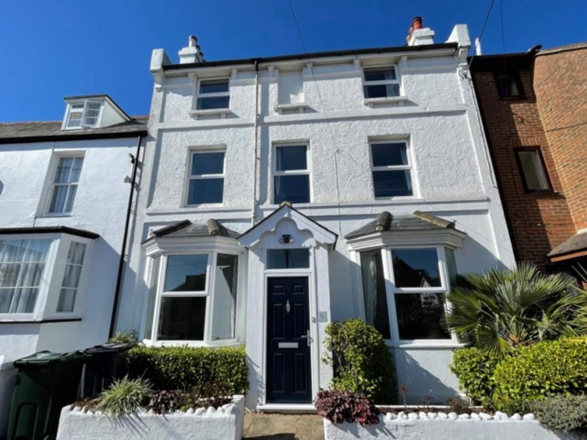 Spacious 4-Bed Beach Retreat For Families Steps From The Shore In Pevensey Bay Exterior photo
