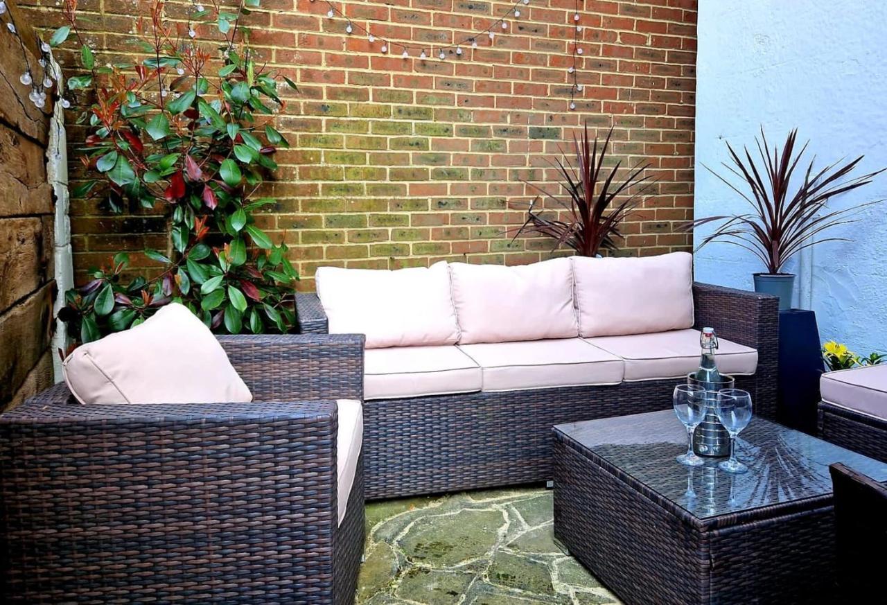 Spacious 4-Bed Beach Retreat For Families Steps From The Shore In Pevensey Bay Exterior photo