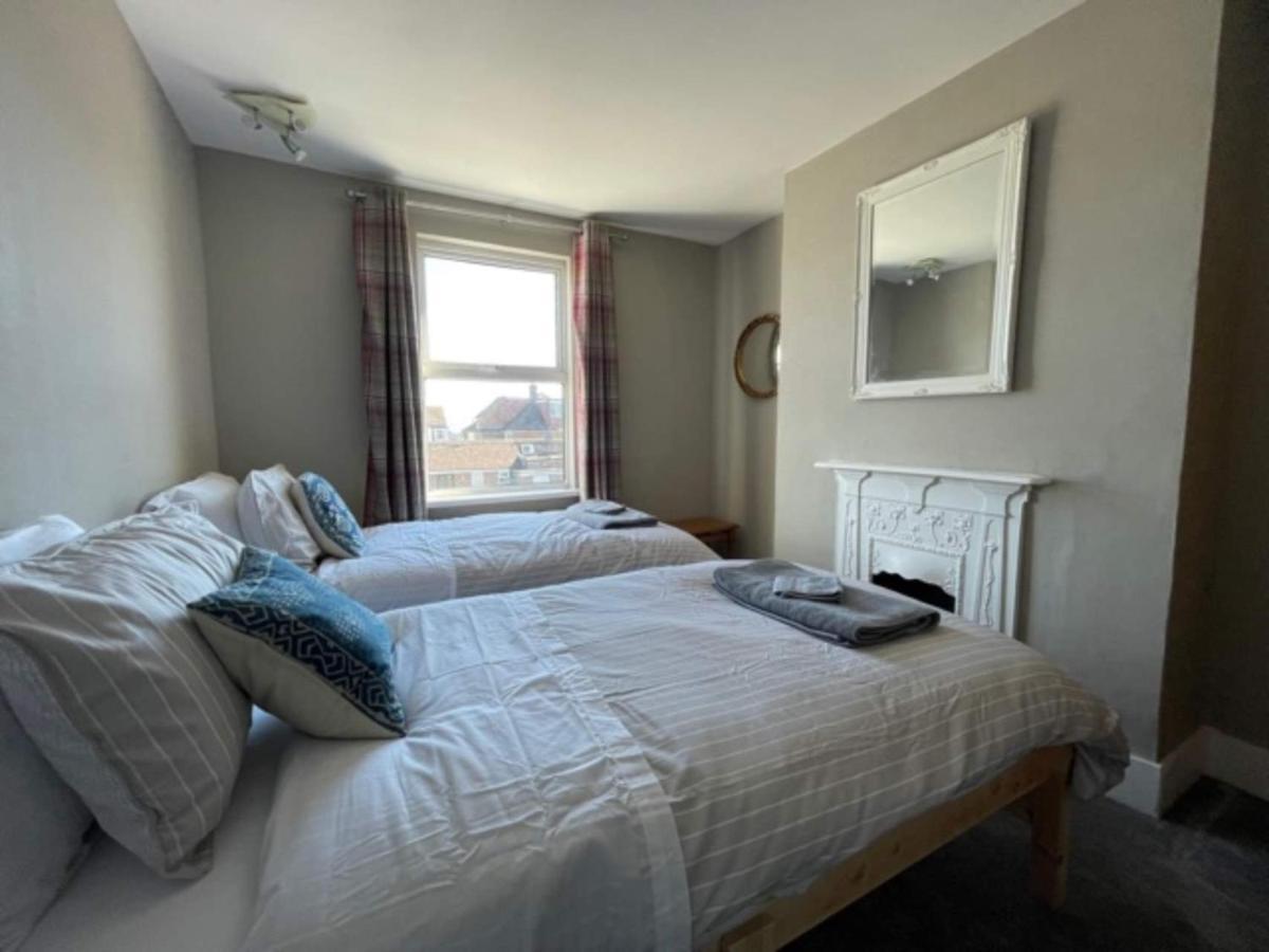 Spacious 4-Bed Beach Retreat For Families Steps From The Shore In Pevensey Bay Exterior photo