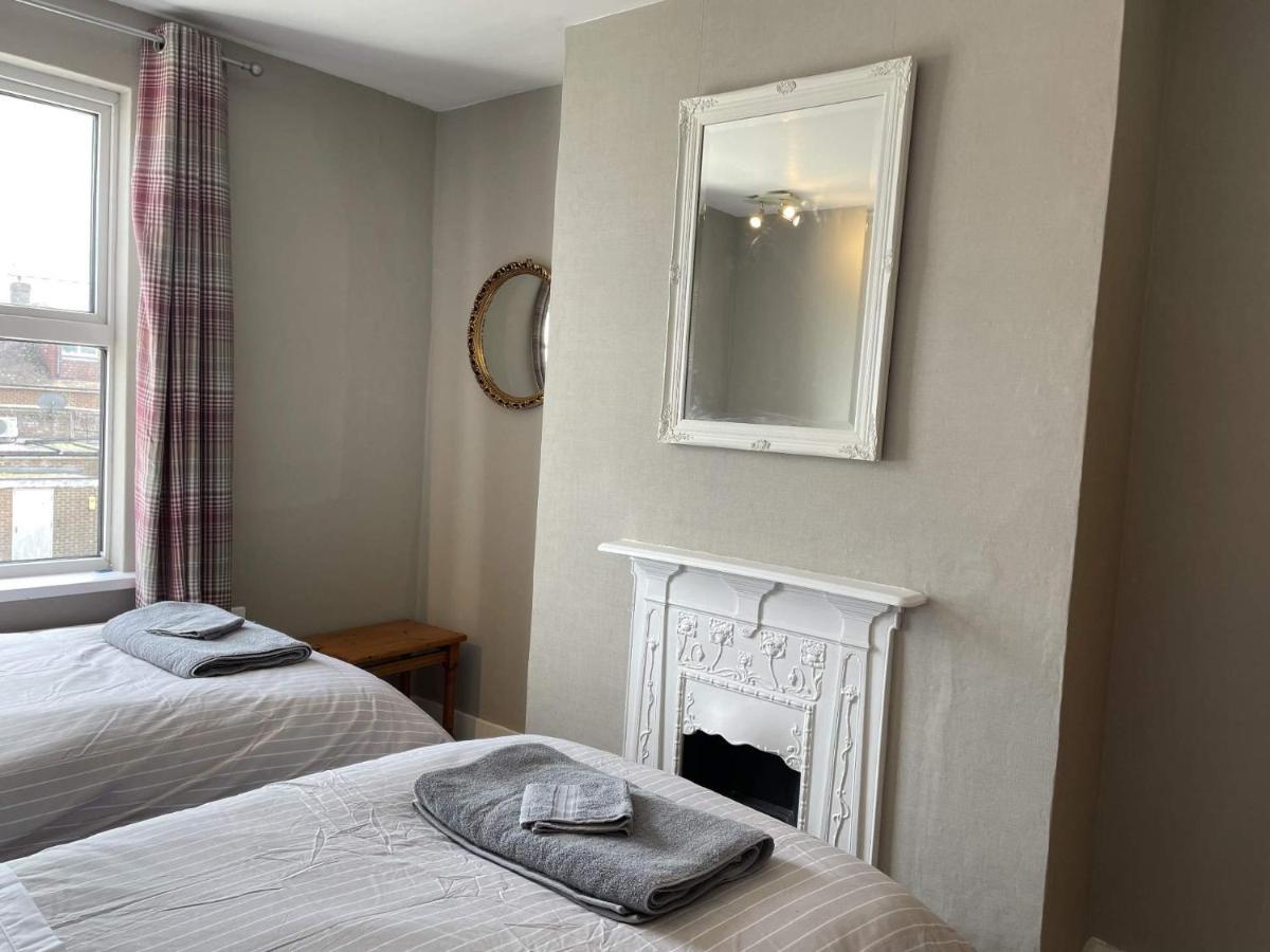 Spacious 4-Bed Beach Retreat For Families Steps From The Shore In Pevensey Bay Exterior photo