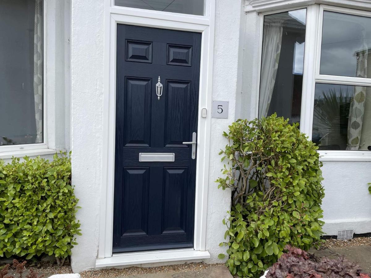 Spacious 4-Bed Beach Retreat For Families Steps From The Shore In Pevensey Bay Exterior photo