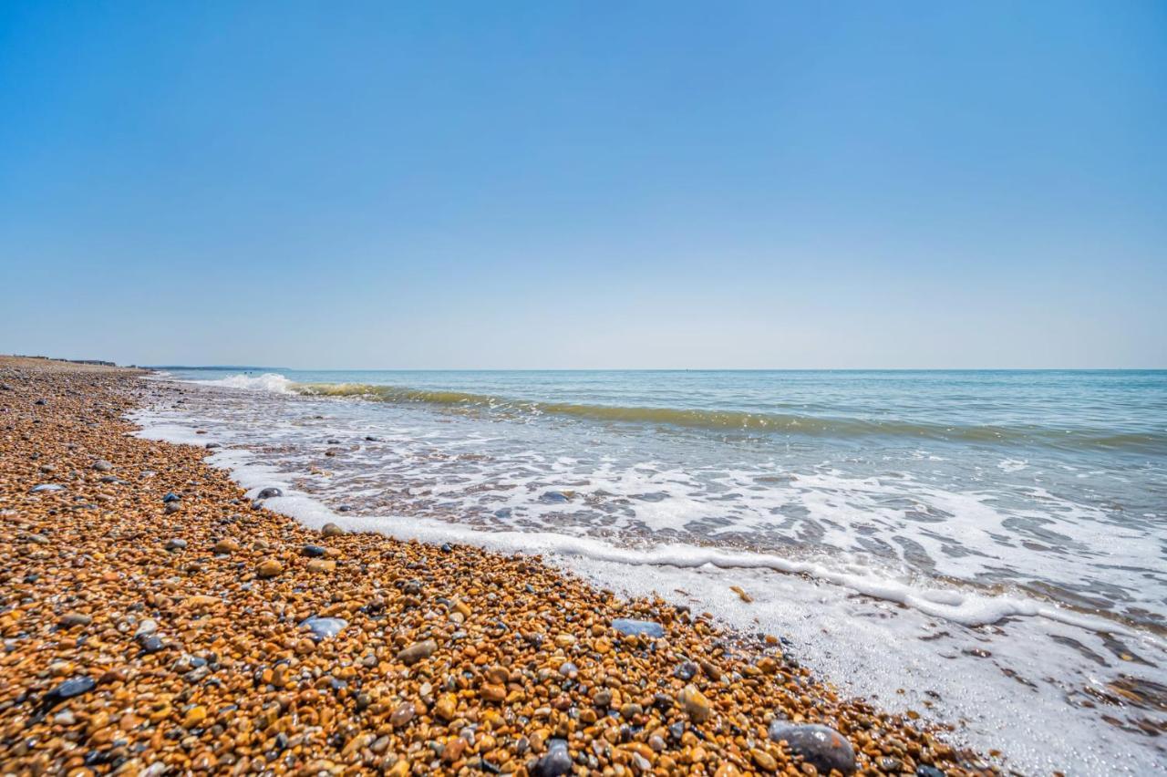 Spacious 4-Bed Beach Retreat For Families Steps From The Shore In Pevensey Bay Exterior photo
