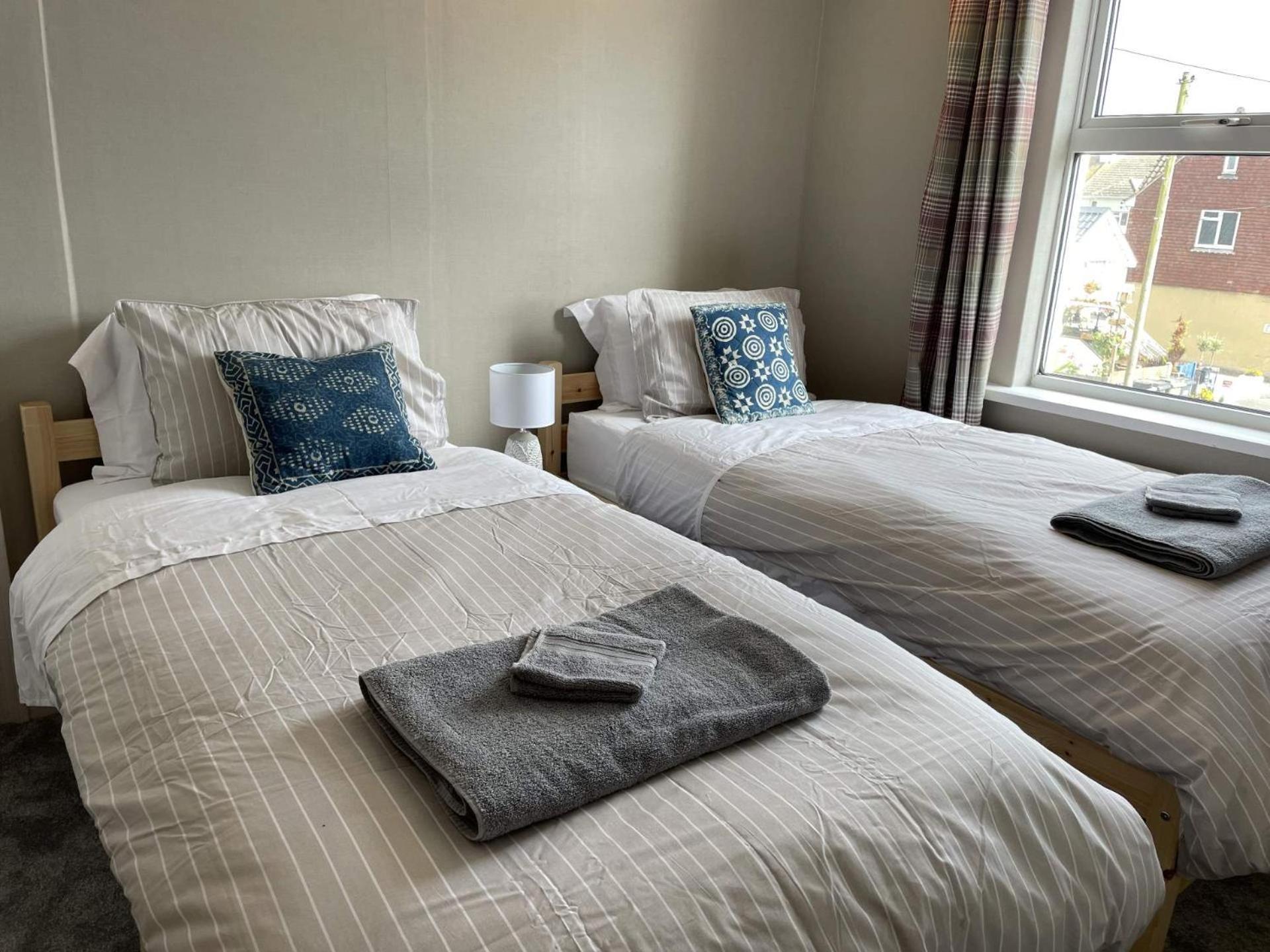 Spacious 4-Bed Beach Retreat For Families Steps From The Shore In Pevensey Bay Exterior photo